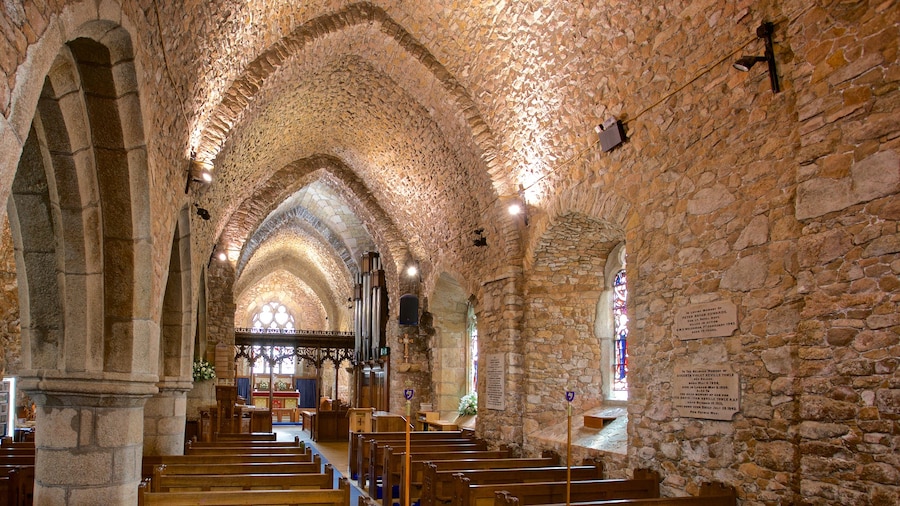 Parish Church of St. Brelade montrant patrimoine historique, église ou cathédrale et vues intérieures