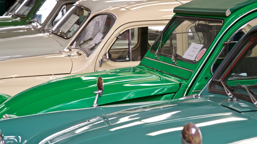 The Pallot Steam, Motor & General Museum che include oggetti d\'epoca e vista interna