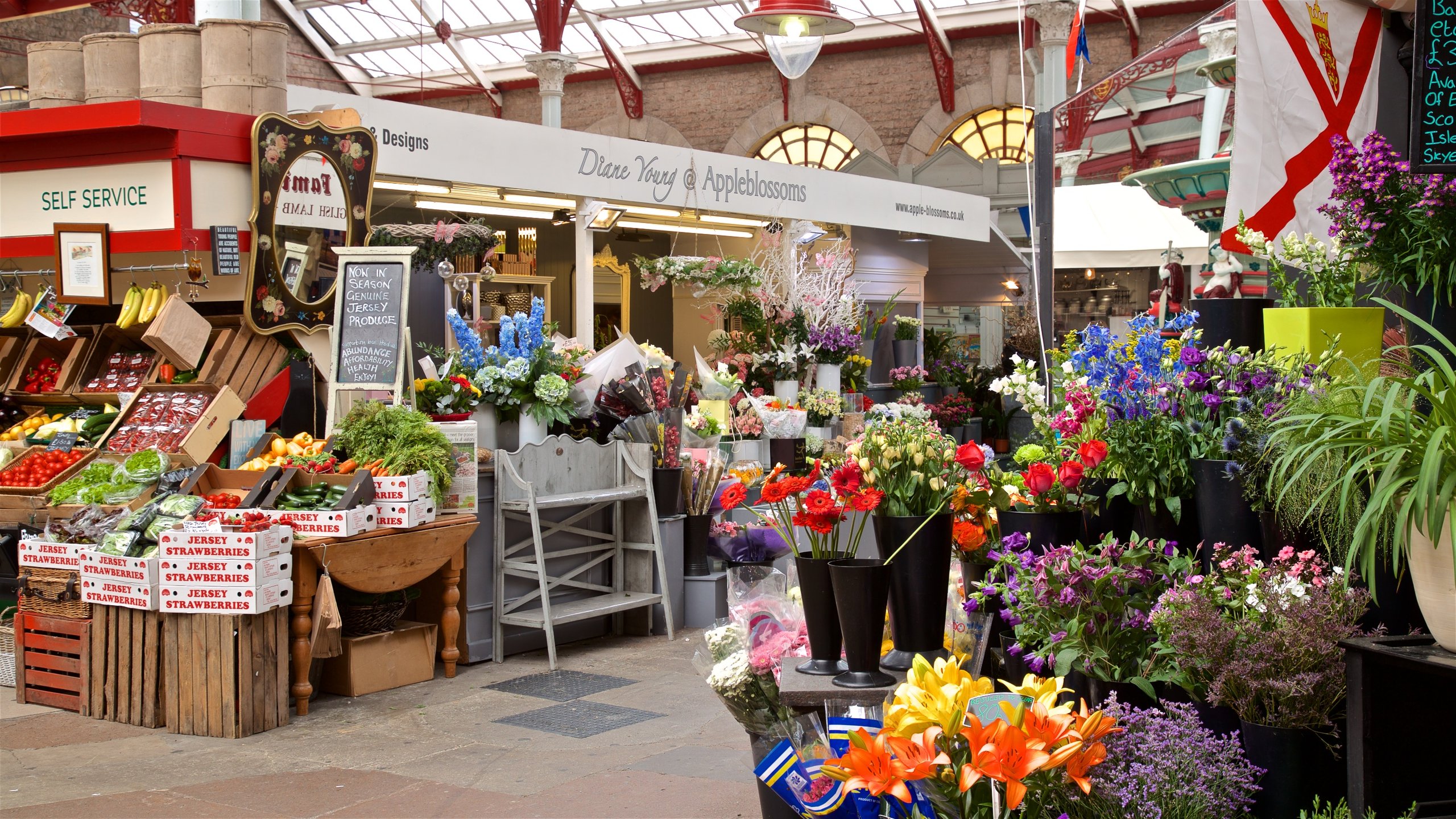 Mercato Centrale di St. Helier mostrando fiori e mercati