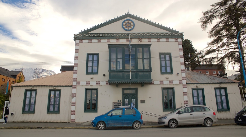 Government House featuring heritage elements