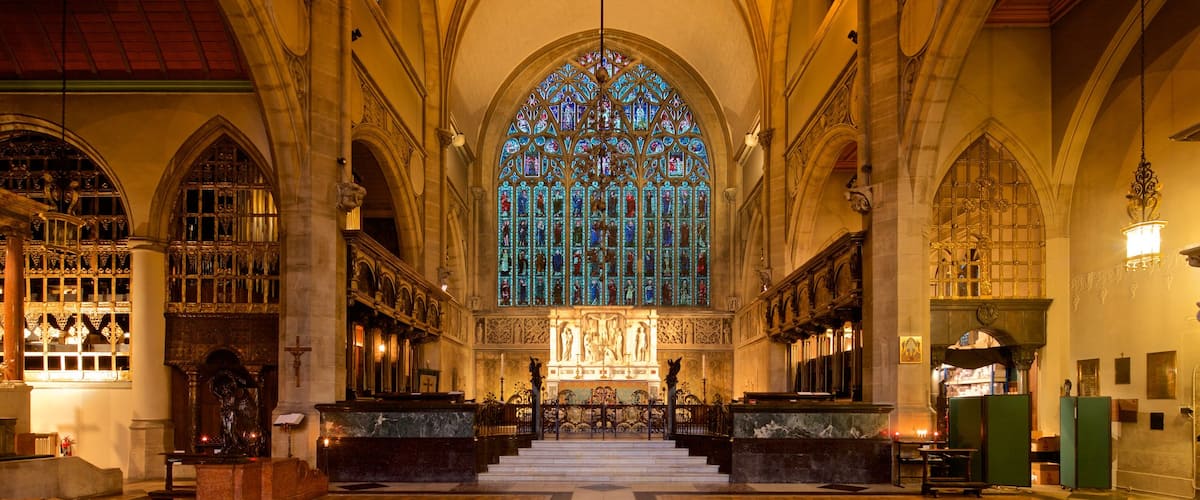 Chelsea which includes heritage elements, a church or cathedral and interior views