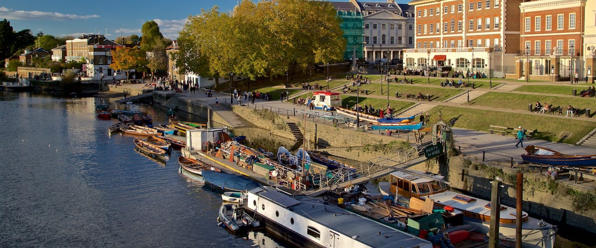 Richmond som omfatter en bugt eller havn og en flod eller et vandløb