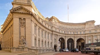 Admiralty Arch som viser historisk arkitektur