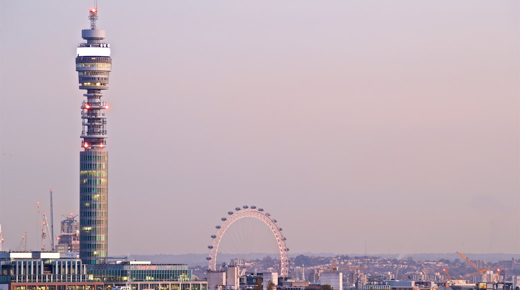 Primrose Hill og byder på en skyskraber, udsigt over landskaber og en by