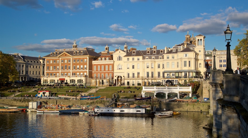 Richmond Bridge which includes a river or creek