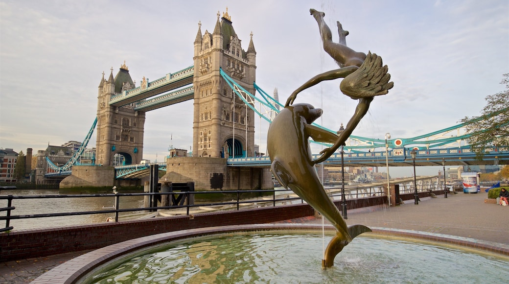 Tower Bridge presenterar historiska element, en fontän och en å eller flod