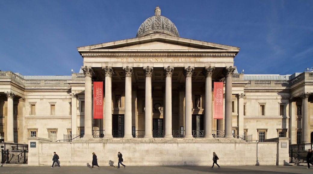 National Gallery caratteristiche di strade e architettura d\'epoca cosi come un piccolo gruppo di persone