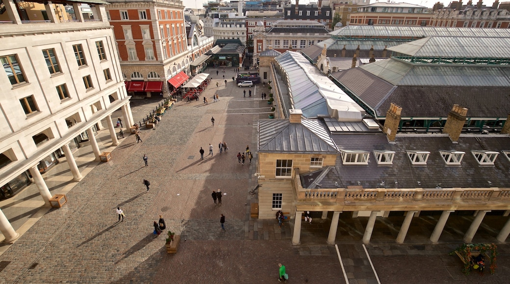 Royal Opera House som visar en stad och gatuliv såväl som en liten grupp av människor