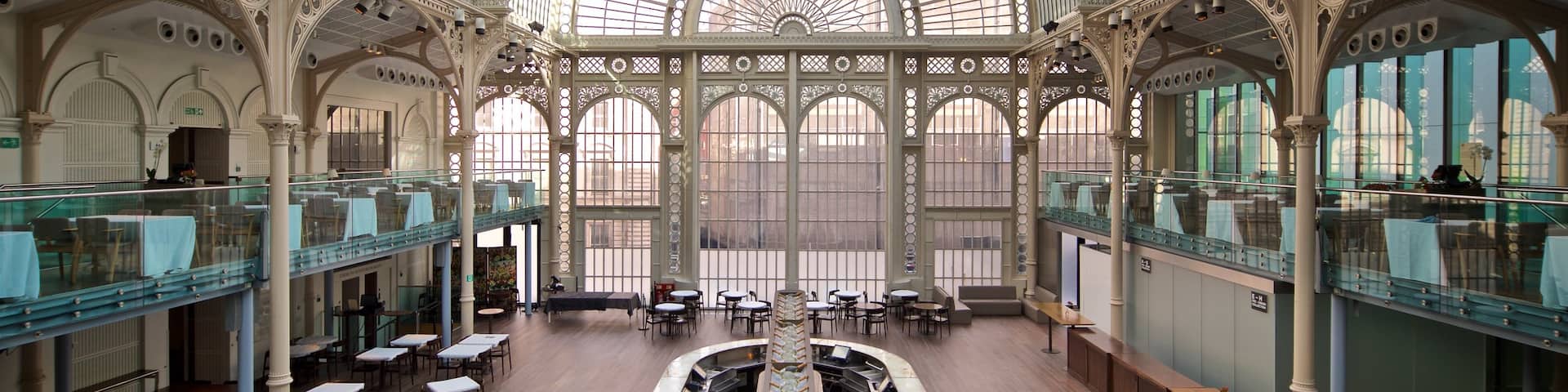 Royal Opera House que incluye un bar, elementos del patrimonio y vistas interiores