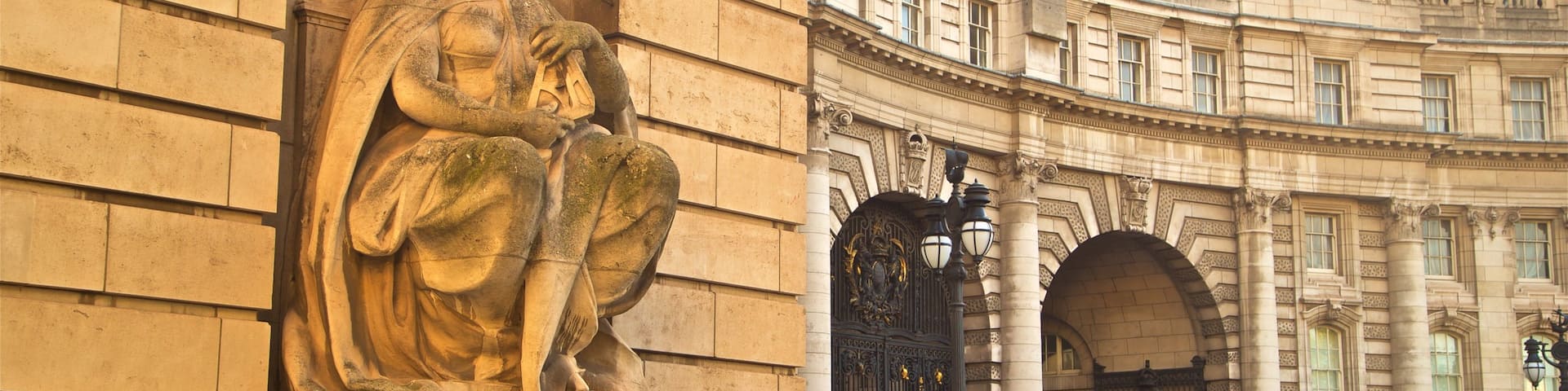 Admiralty Arch which includes heritage architecture and a statue or sculpture
