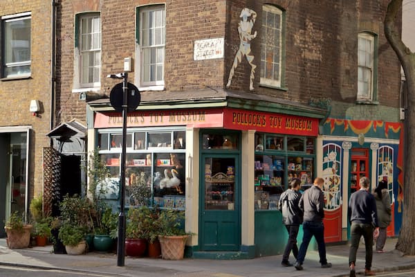 Pollock\'s Toy Museum mettant en vedette scènes de rue aussi bien que petit groupe de personnes