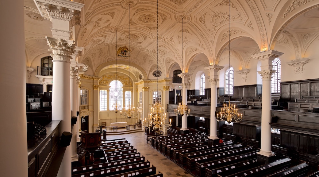 Iglesia de St. Martin-in-the-Fields mostrando una iglesia o catedral, elementos patrimoniales y vistas de interior