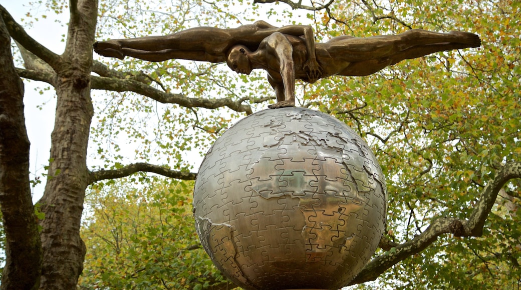 Berkeley Square showing outdoor art