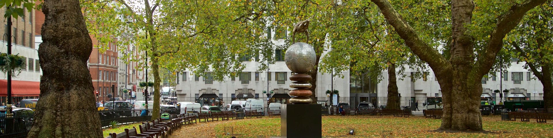 Berkeley Square welches beinhaltet Park, Outdoor-Kunst und Herbstfarben