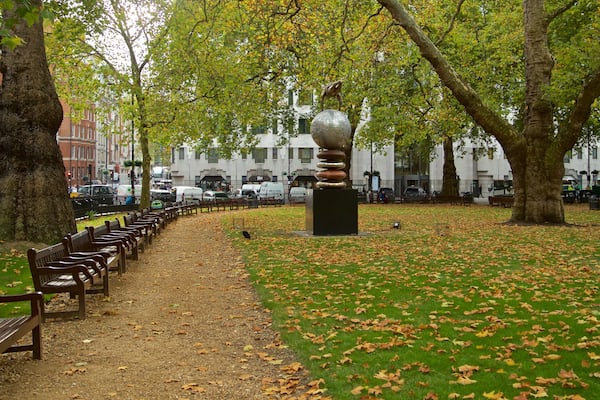 Berkeley Square welches beinhaltet Park, Outdoor-Kunst und Herbstfarben