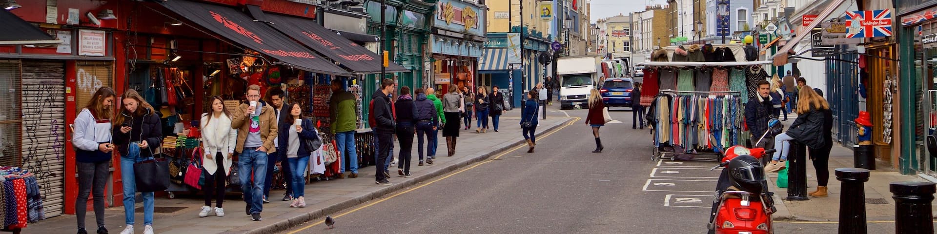 Portobello Road Market welches beinhaltet Straßenszenen sowie kleine Menschengruppe