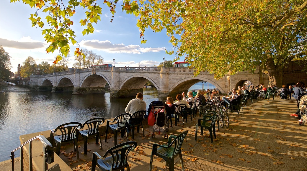 Puente de Richmond ofreciendo un puente, un atardecer y un río o arroyo