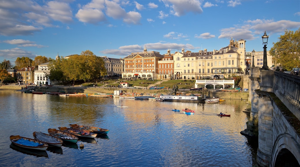 Richmond Bridge which includes a river or creek