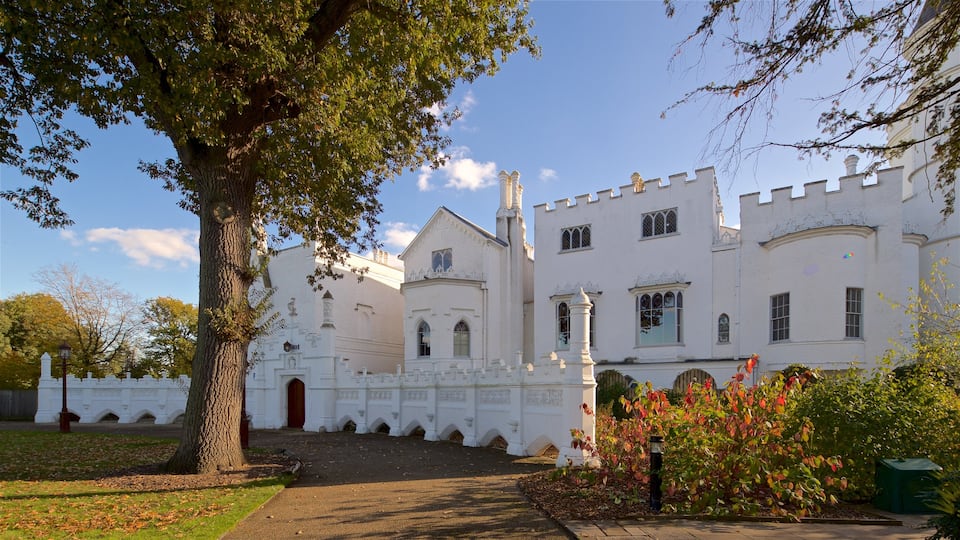 Strawberry Hill which includes heritage architecture and chateau or palace