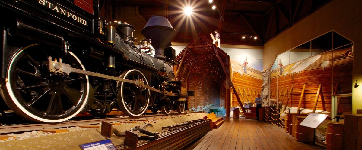 California State Railroad Museum toont spoorwegen, interieur en nachtleven