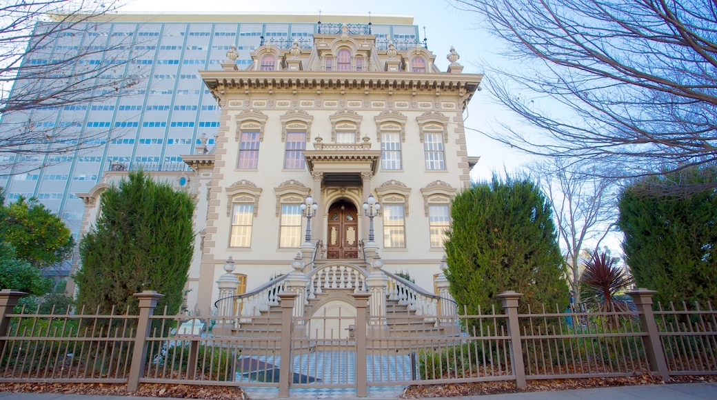 Leland Stanford Mansion State Historic Park toont een stad, historische architectuur en een huis