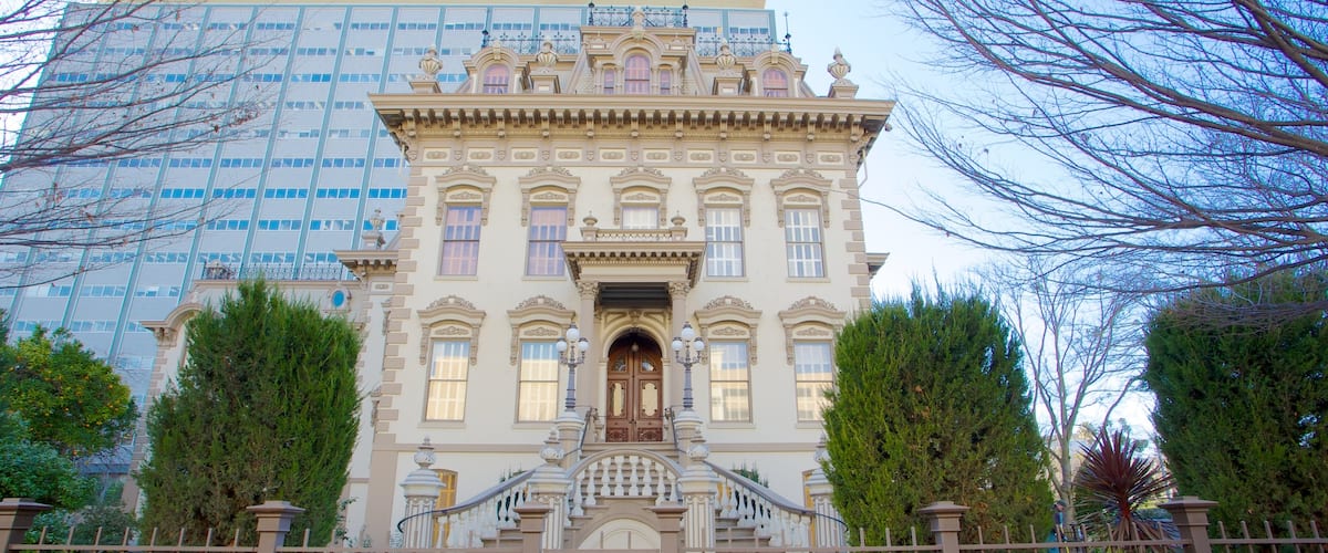 Leland Stanford Mansion State Historic Park mostrando arquitectura patrimonial, una casa y una ciudad