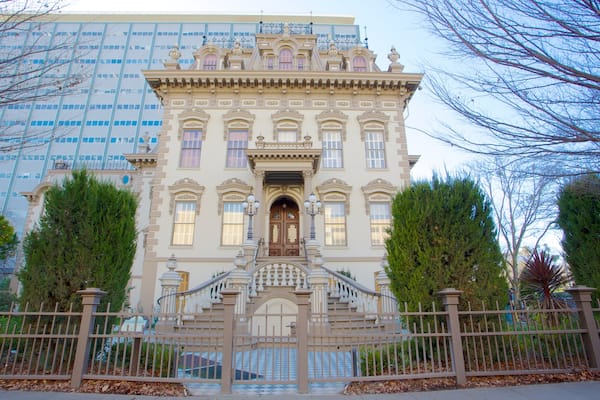 Leland Stanford Mansion State Historic Park qui includes jardin, patrimoine architectural et ville