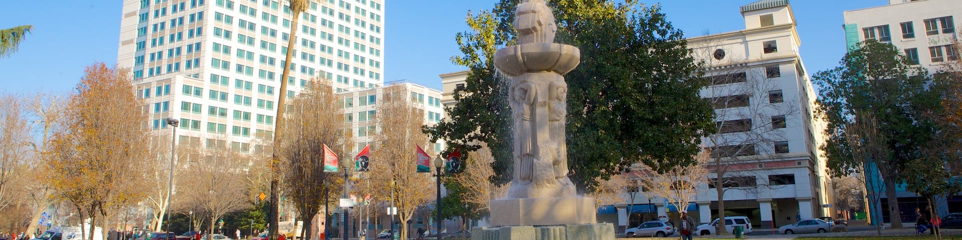 Cesar Chavez Park mostrando un jardín, arquitectura moderna y una ciudad