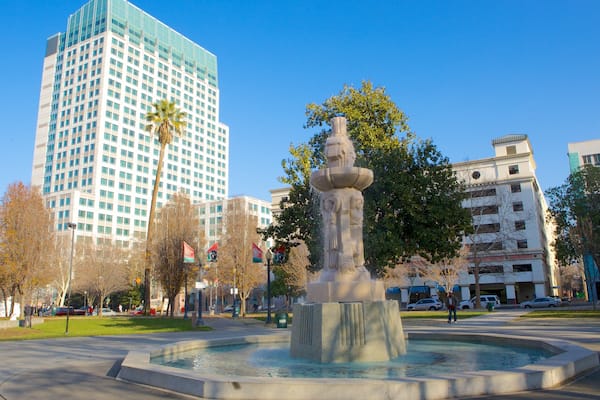 Cesar Chavez Park montrant jardin, architecture moderne et fontaine