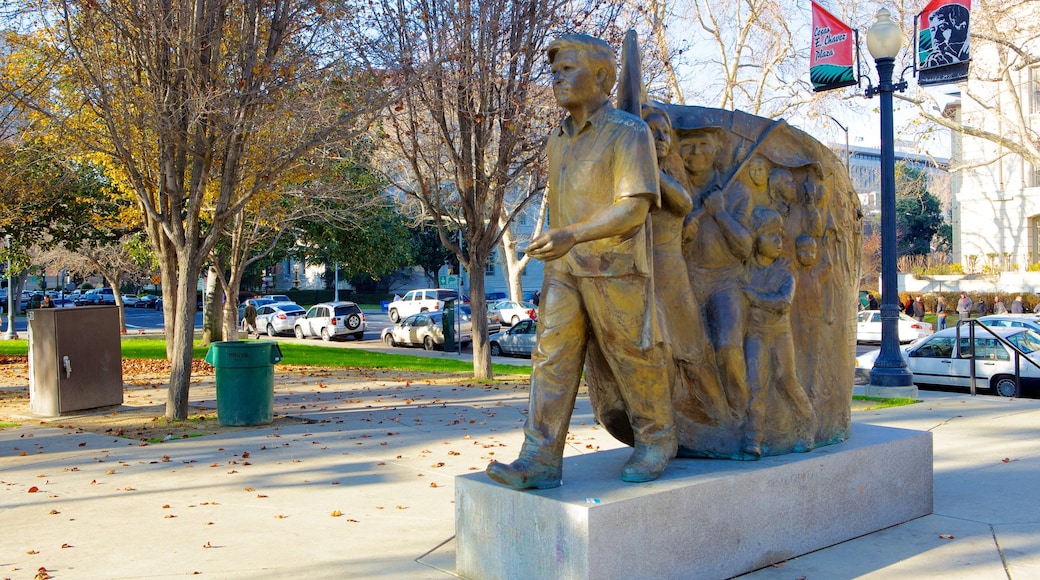 Cesar Chavez Park bevat een standbeeld of beeldhouwwerk, een monument en een stad