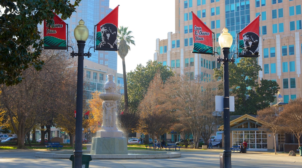 Cesar Chavez Park som visar en fontän, en park och en stad
