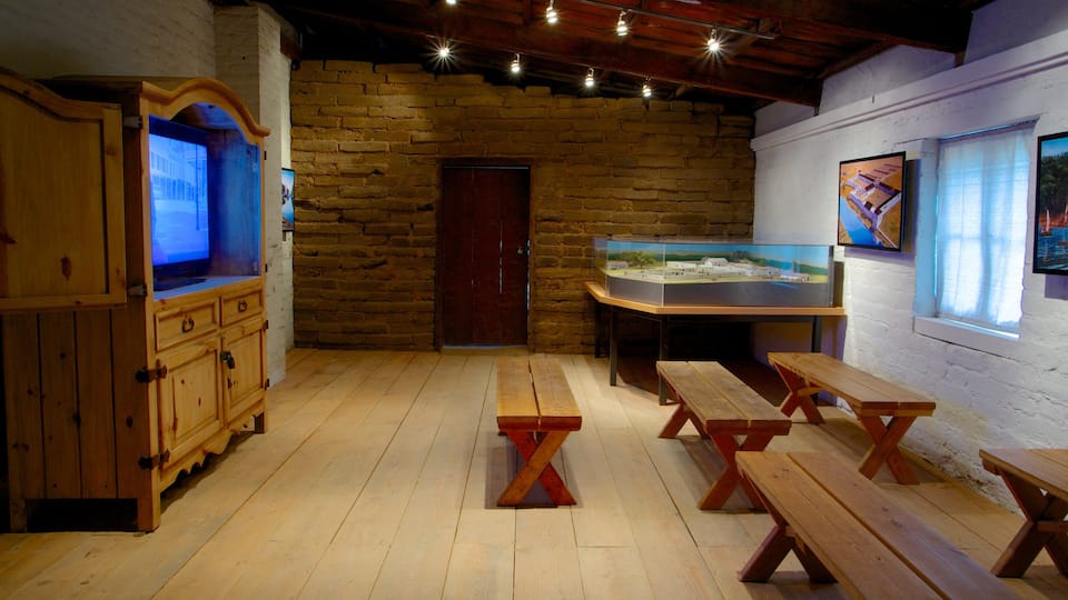 Fort Sutter State Historical Park mostrando vistas de interior