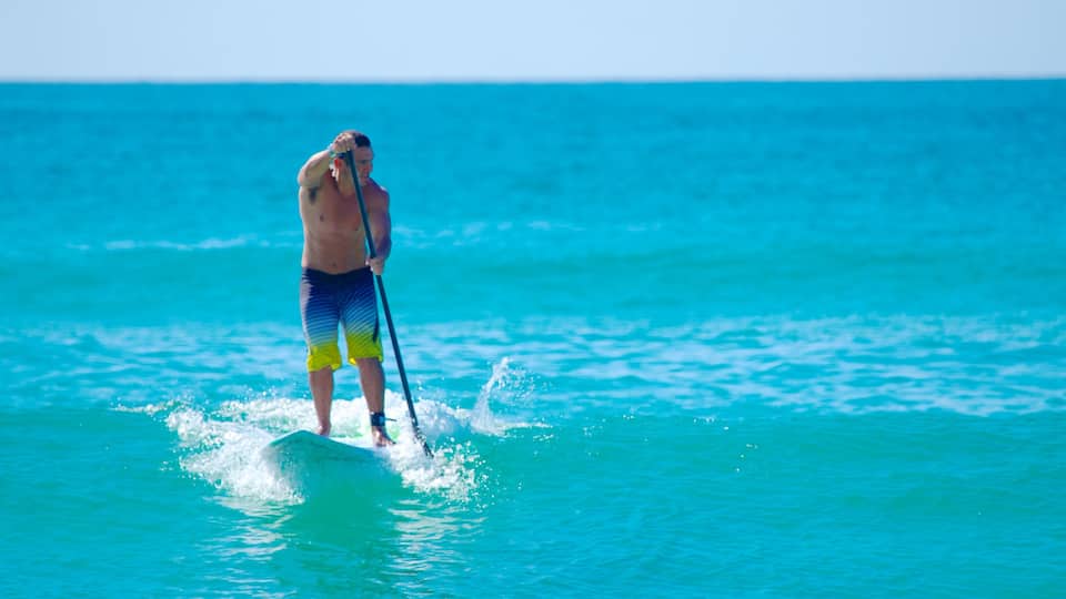 Bondi Beach mit einem Surfen, Brandung und tropische Szenerien
