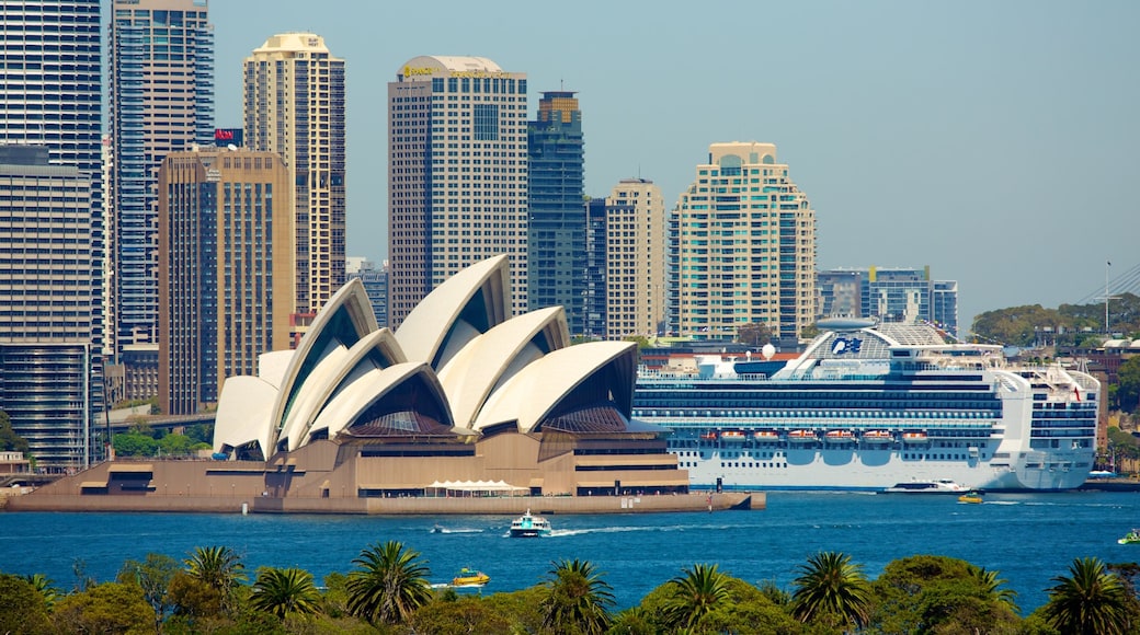 Opernhaus von Sydney welches beinhaltet Kreuzfahrten, moderne Architektur und allgemeine Küstenansicht