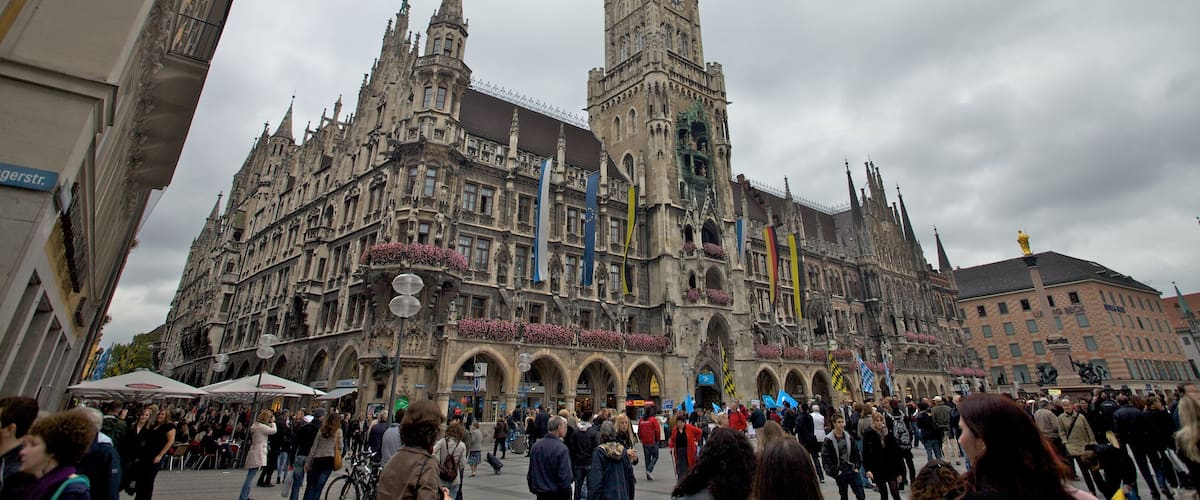 München joka esittää kaupunki ja vanha arkkitehtuuri sekä suuri ryhmä ihmisiä