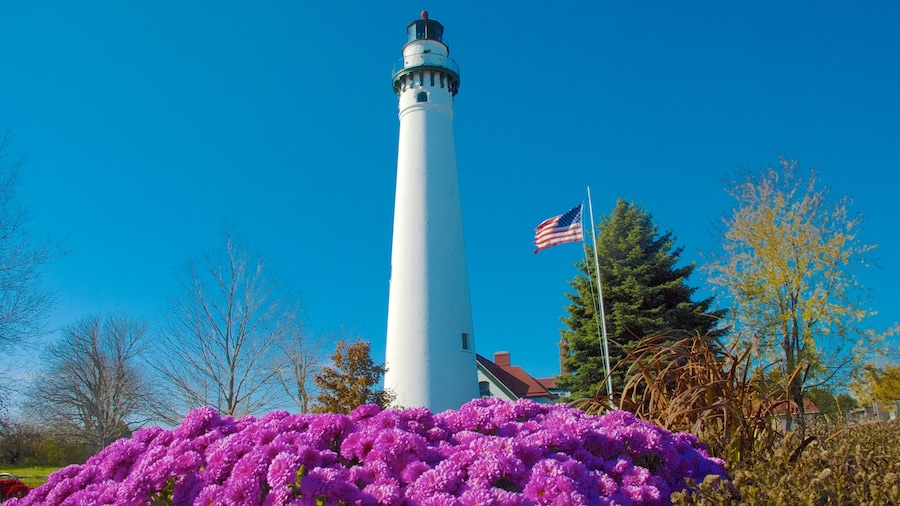 Wind Point Lighthouse das einen Blumen, Leuchtturm und historische Architektur