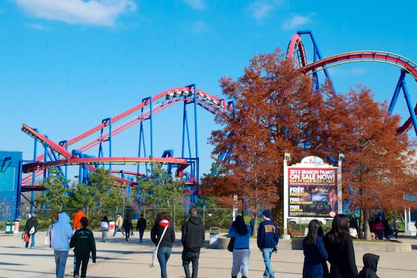 Six Flags Great America montrant balades