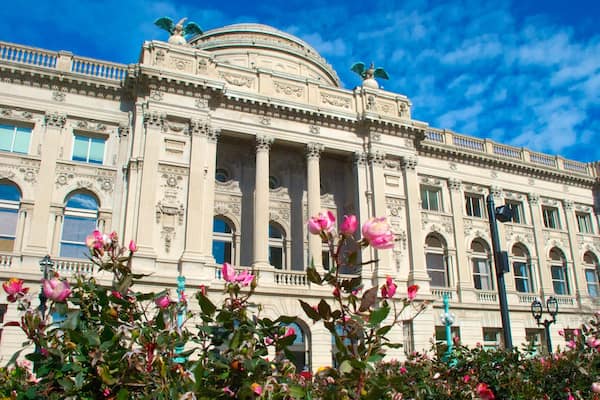 Milwaukee Public Library welches beinhaltet Park, historische Architektur und Blumen