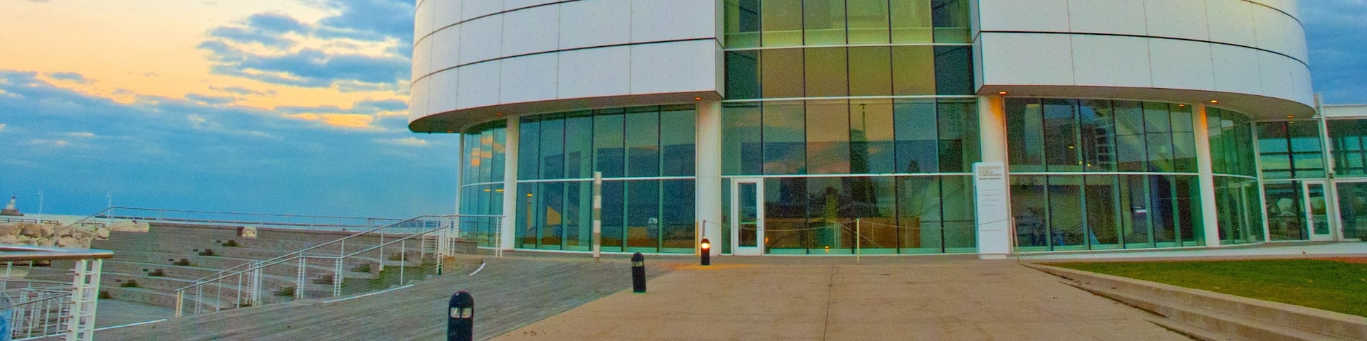 Discovery World ofreciendo arquitectura moderna