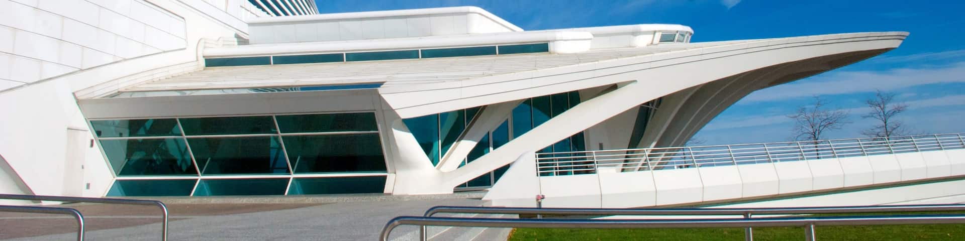 Milwaukee Art Museum featuring art and modern architecture