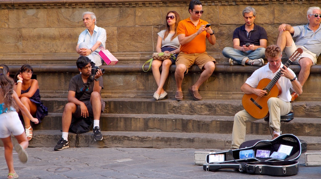 Uffizi Gallery featuring street scenes as well as a large group of people