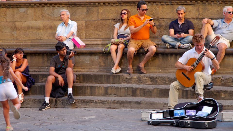 Galería Uffizi ofreciendo escenas urbanas y también un gran grupo de personas