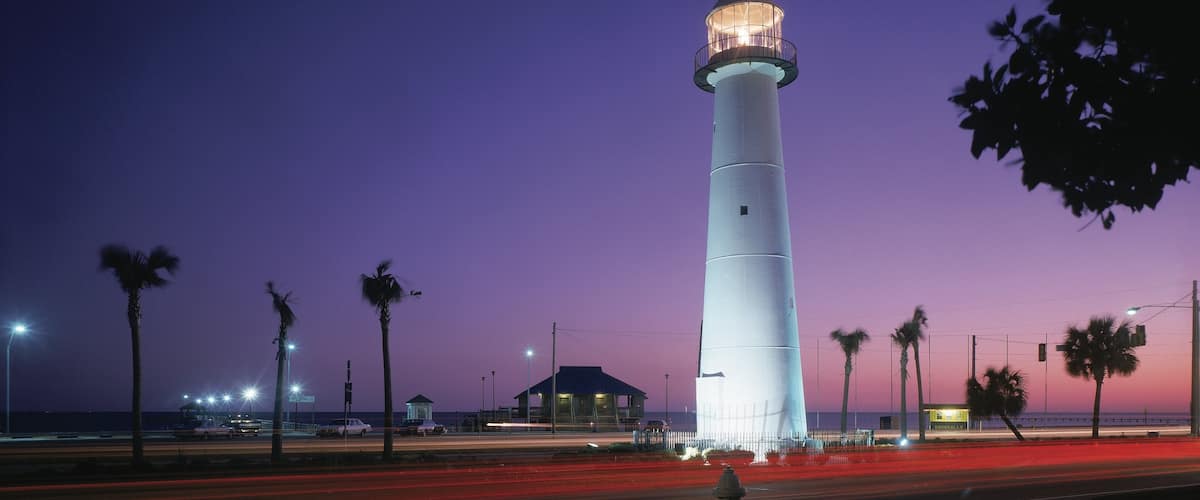 Biloxi caracterizando cenas noturnas e um farol
