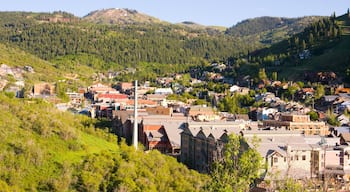 Park City mit einem Kleinstadt oder Dorf