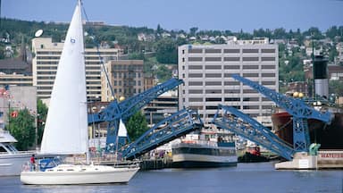 Duluth showing a bay or harbour, a coastal town and sailing