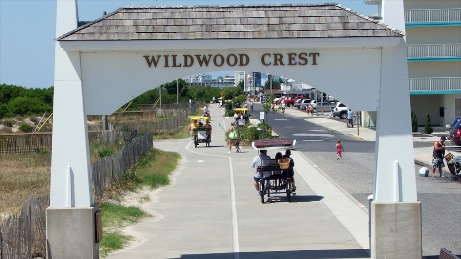 Wildwood Crest showing signage and street scenes