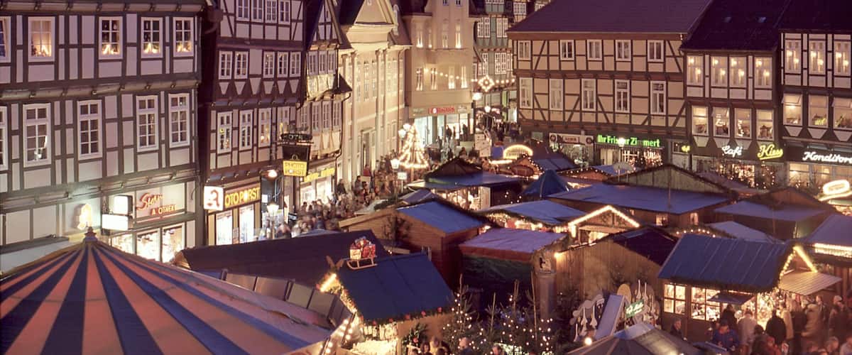 Celle welches beinhaltet bei Nacht, Platz oder Plaza und historische Architektur