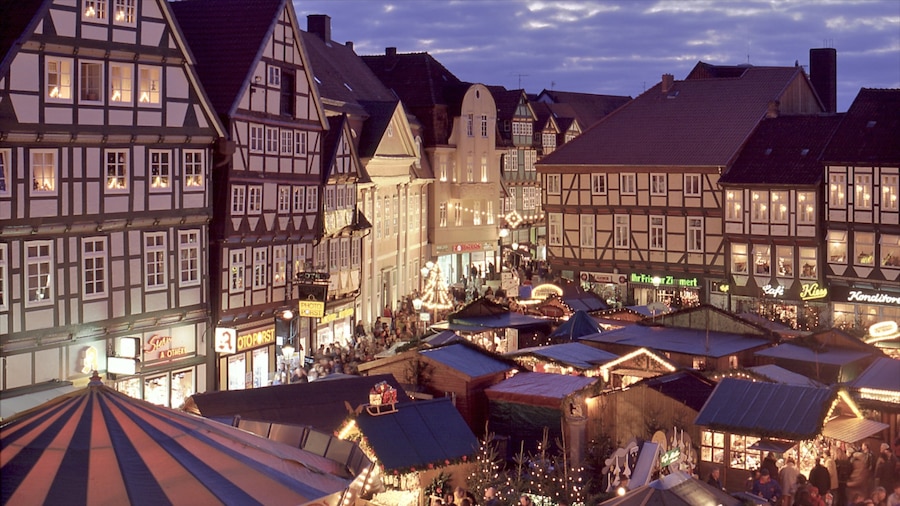 Celle presenterar en stad, historisk arkitektur och nattliv