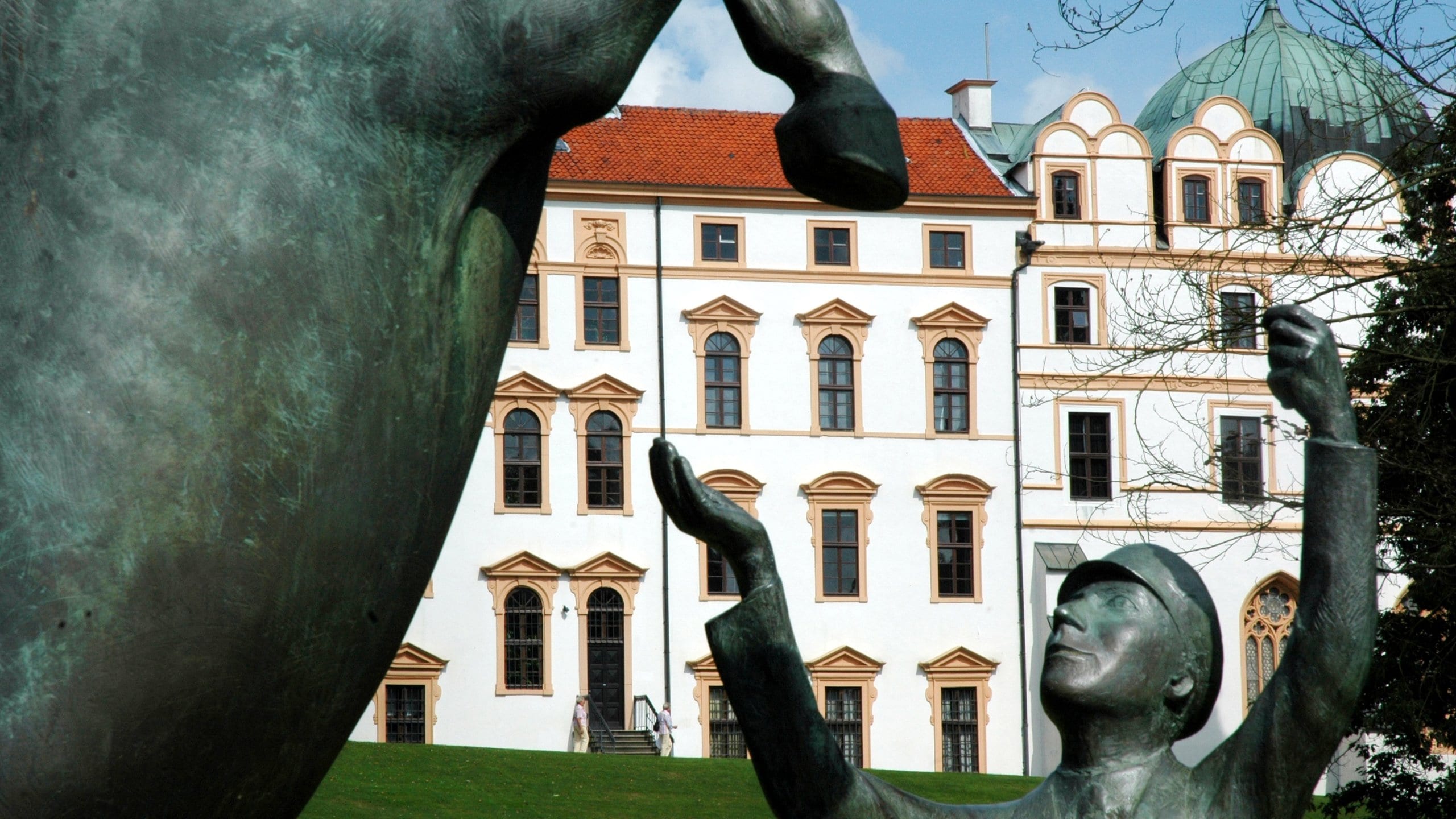 Celle showing a monument, outdoor art and heritage architecture
