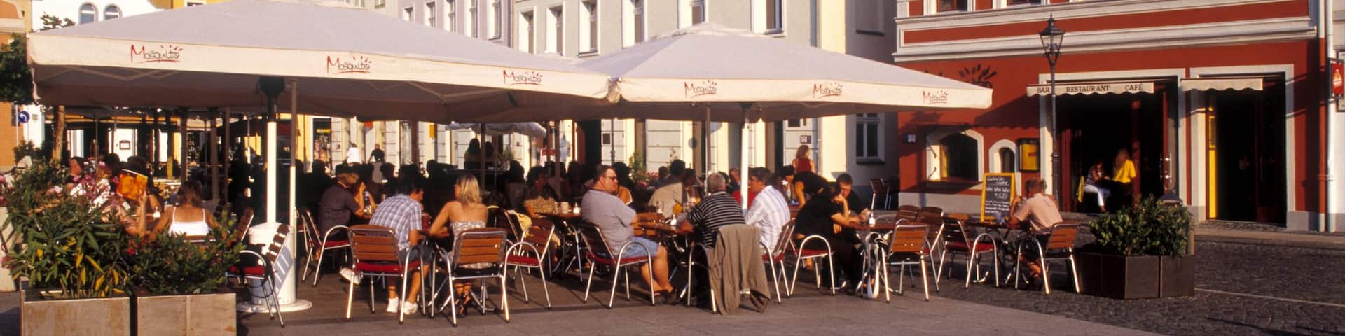 Cottbus showing dining out, street scenes and heritage architecture